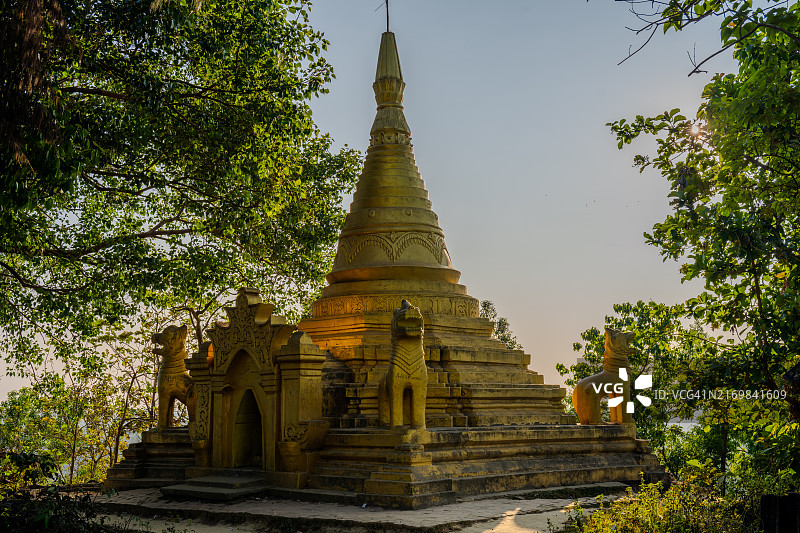孟加拉国考克斯巴扎尔的马赫什卡利岛上的阿迪纳特寺，四周环绕着郁郁葱葱的绿树。图片素材