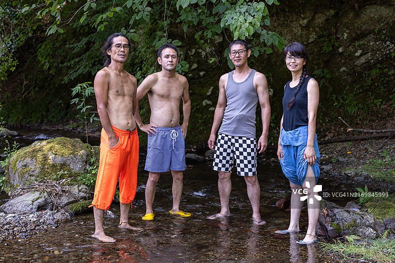 一群成年人在周末到山间河流游玩图片素材