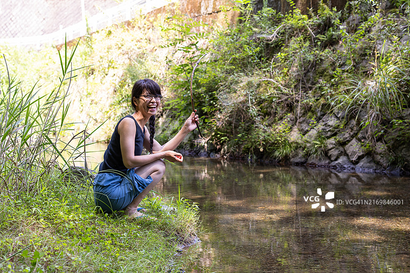 一群成年人在周末到山间河流游玩图片素材