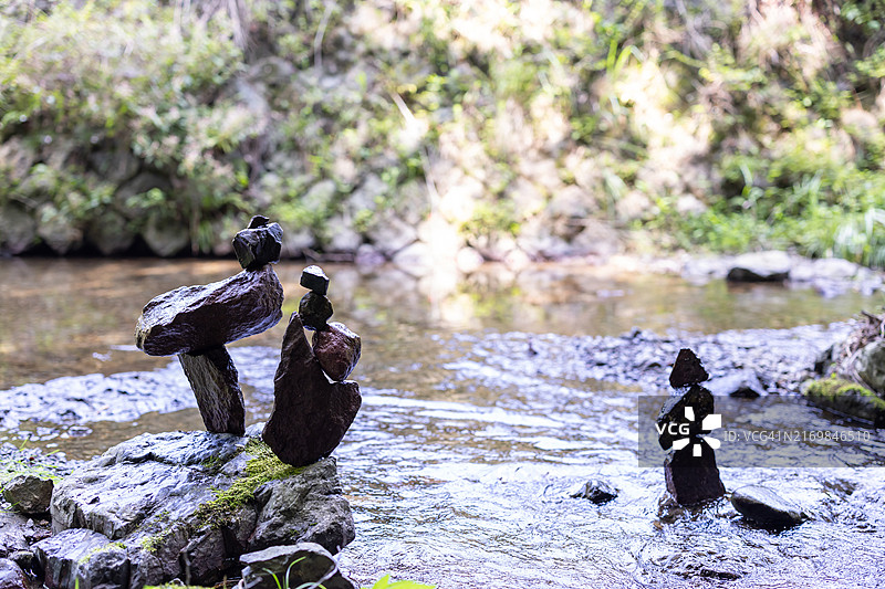 一群成年人在周末到山间河流游玩图片素材