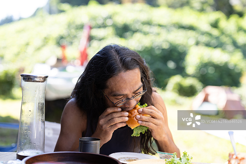 在乡村与朋友共度周末并在花园里享用早餐图片素材
