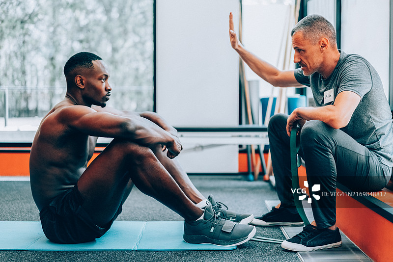 私人教练在健身房激励客户图片素材