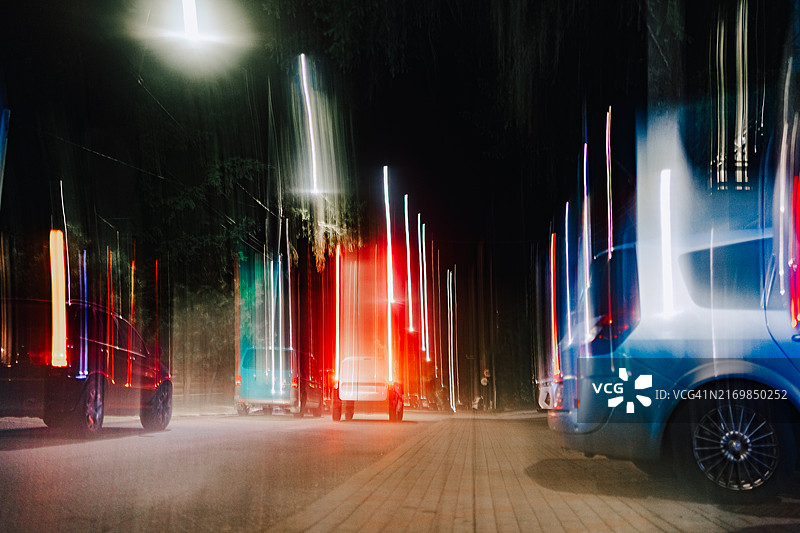 夜晚模糊的车辆交通图片素材