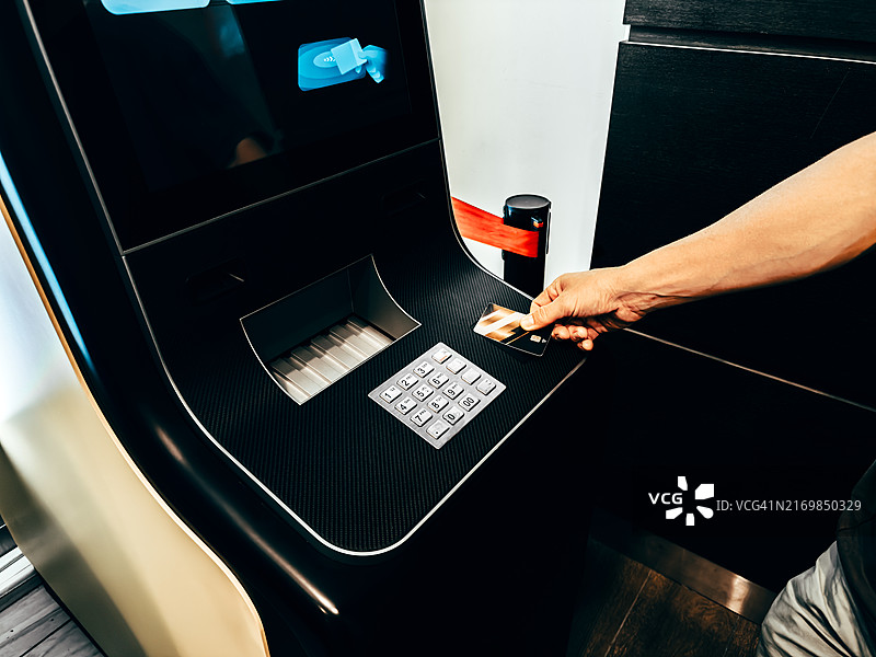 使用信用卡和ATM的匿名人士图片素材