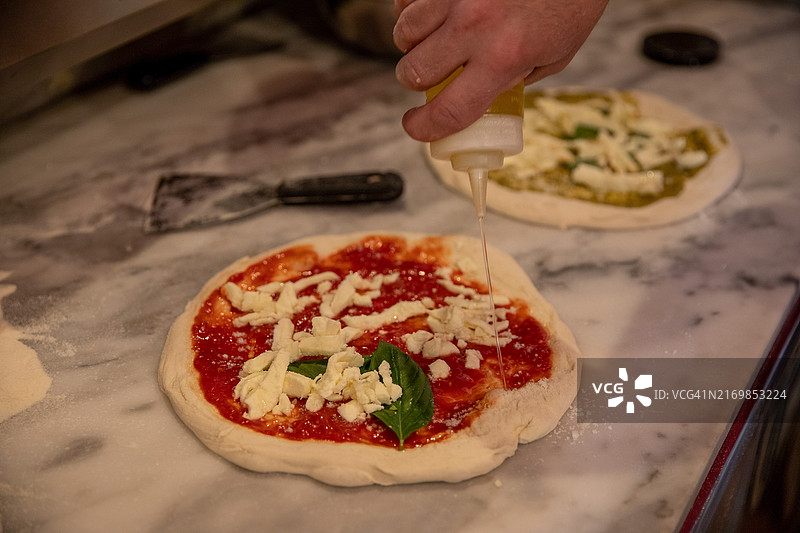 玛格丽特披萨的制作过程图片素材