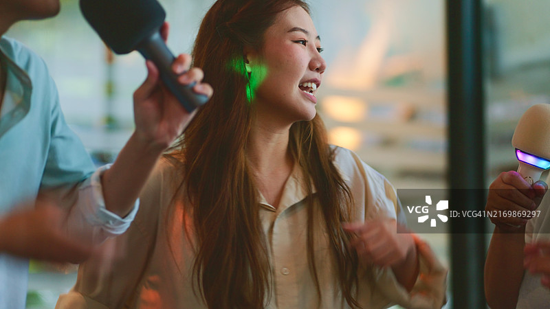 父母和孩子在KTV包房聚餐图片素材