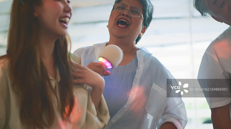 父母和孩子在KTV包房聚餐图片素材