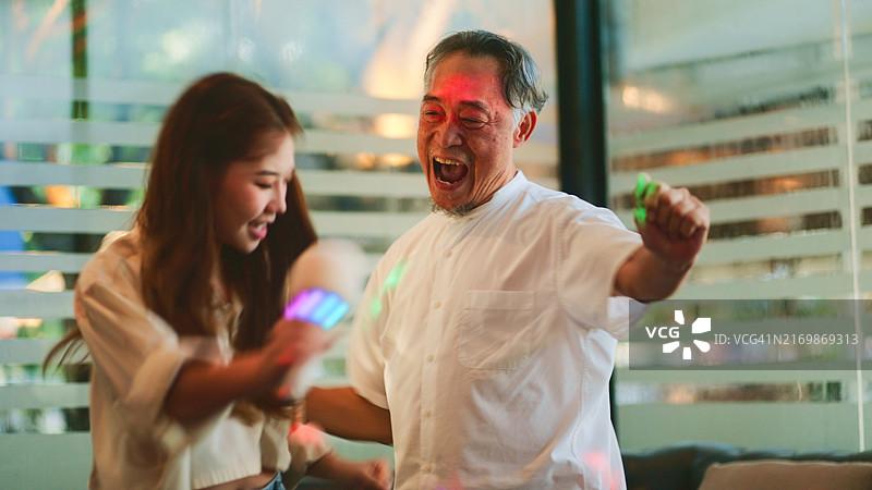 父母和孩子在KTV包房聚餐图片素材