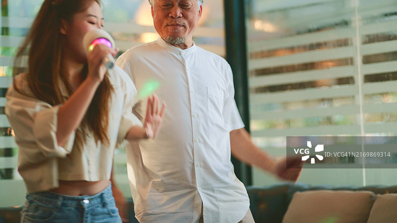 父母和孩子在KTV包房聚餐图片素材