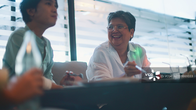 父母和孩子在KTV包房聚餐图片素材