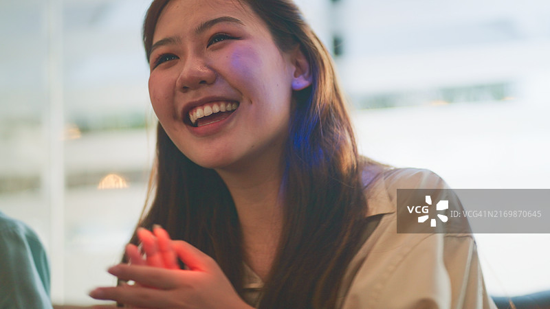 女儿在卡拉OK餐厅与家人快乐地欢笑图片素材