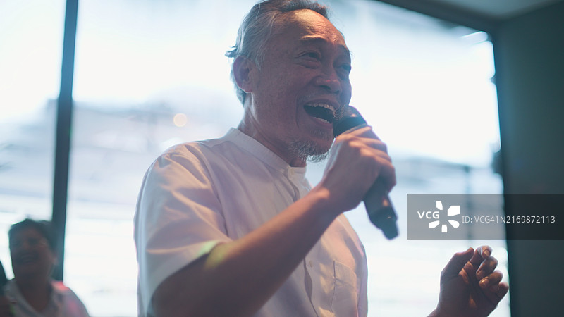 父母和孩子在KTV包房聚餐图片素材