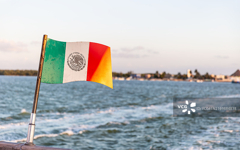 墨西哥湾航行船只上的墨西哥国旗图片素材