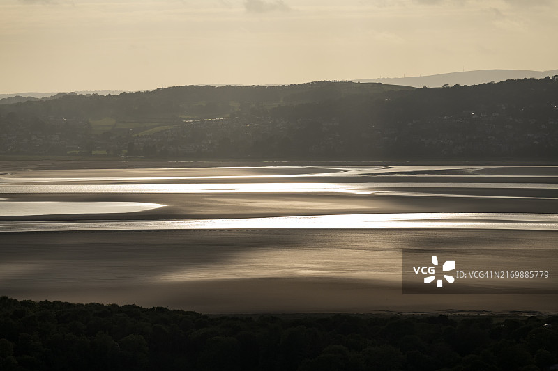 英格兰坎布里亚郡莫克姆湾沙滩上的阳光图片素材