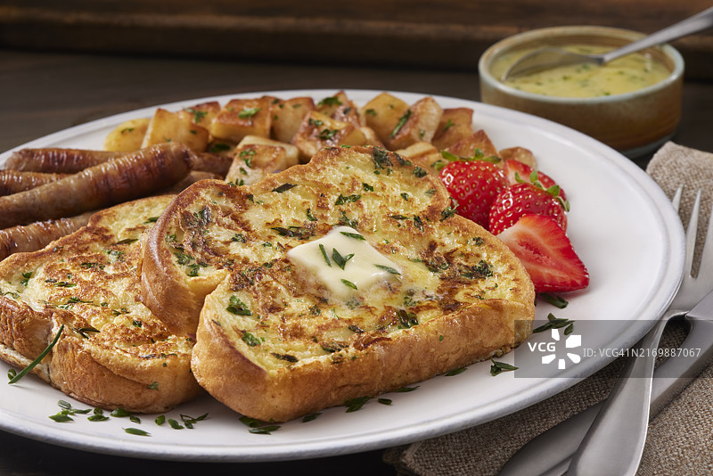美味法式吐司配香肠、薯饼和荷兰酱图片素材