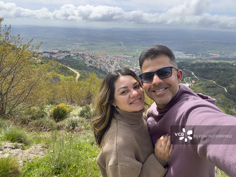 情侣在葡萄牙埃什特雷拉山自拍图片素材