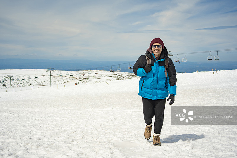 在滑雪胜地行走的游客图片素材