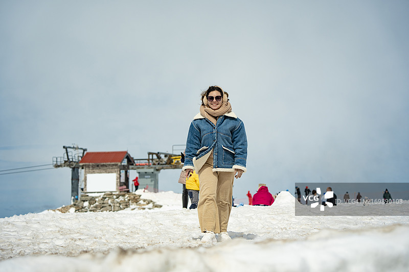 在雪地里行走的女人图片素材