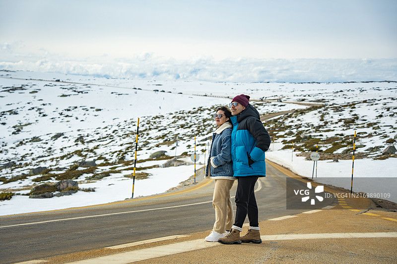 在葡萄牙埃什特雷拉山脉道路上的情侣图片素材