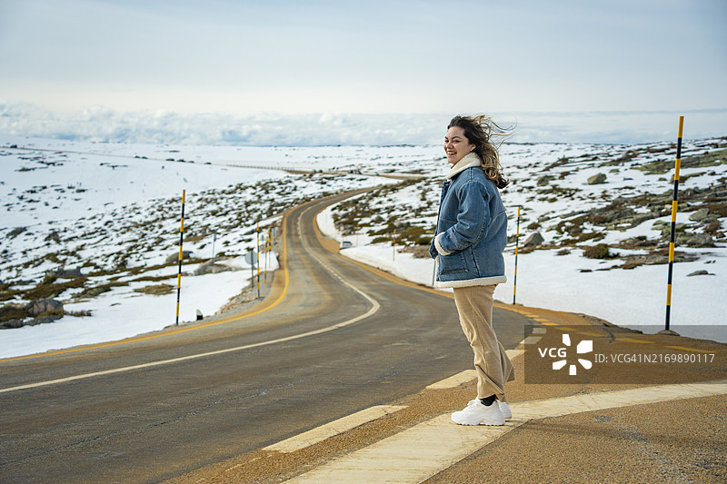 在葡萄牙埃什特雷拉山脉道路上的女人图片素材