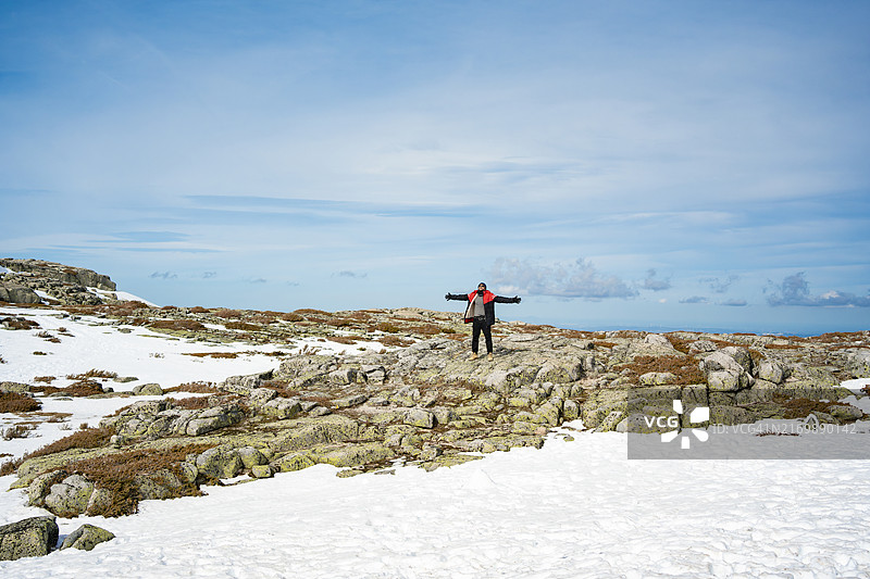 在葡萄牙埃什特雷拉山张开双臂的游客图片素材
