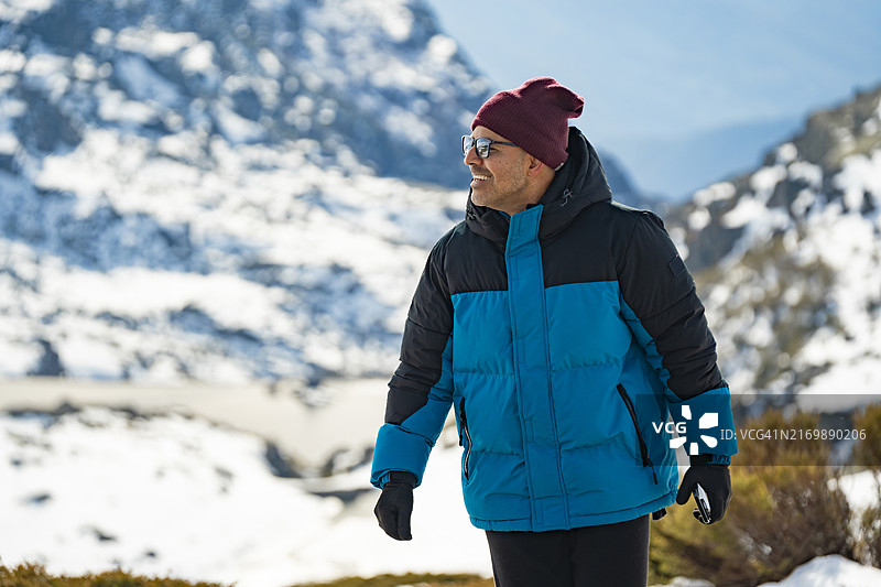 身穿保暖衣物的男人站在雪地里图片素材