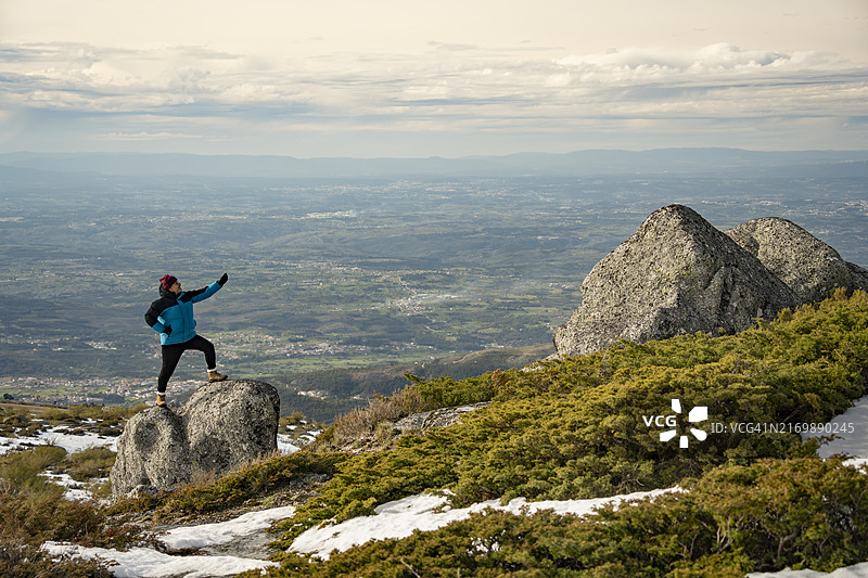 游客在葡萄牙埃什特雷拉山自拍图片素材