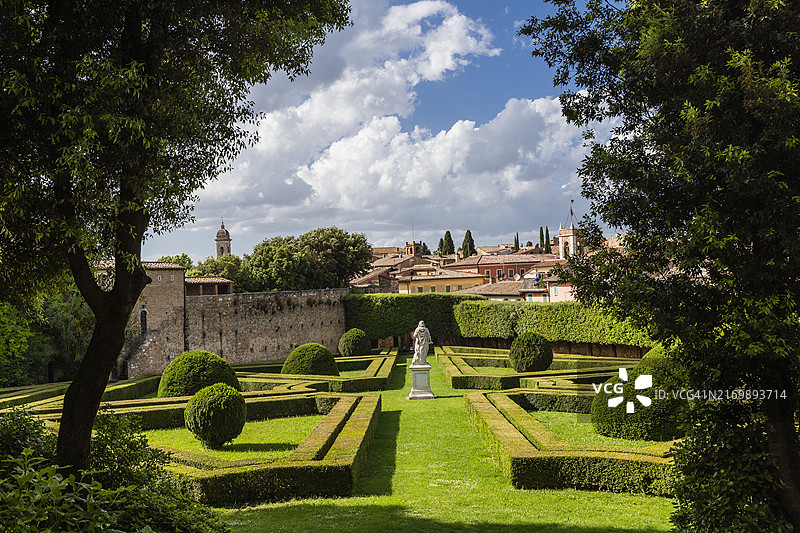 莱昂尼尼庄园的下半部分和村庄图片素材