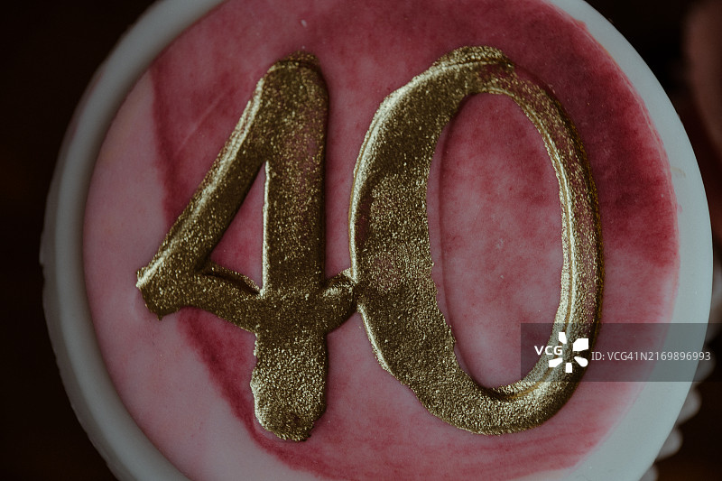 生日蛋糕上的糖霜，压印金色数字40图片素材