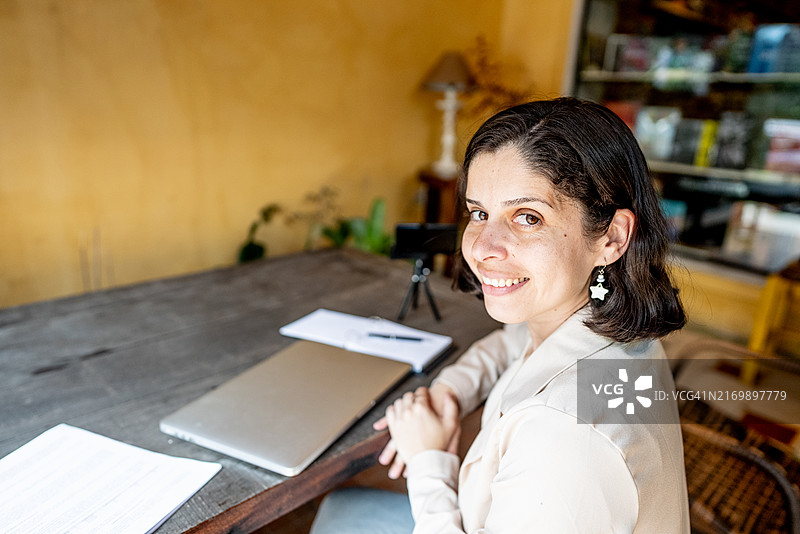 在家中使用笔记本电脑的女性肖像图片素材