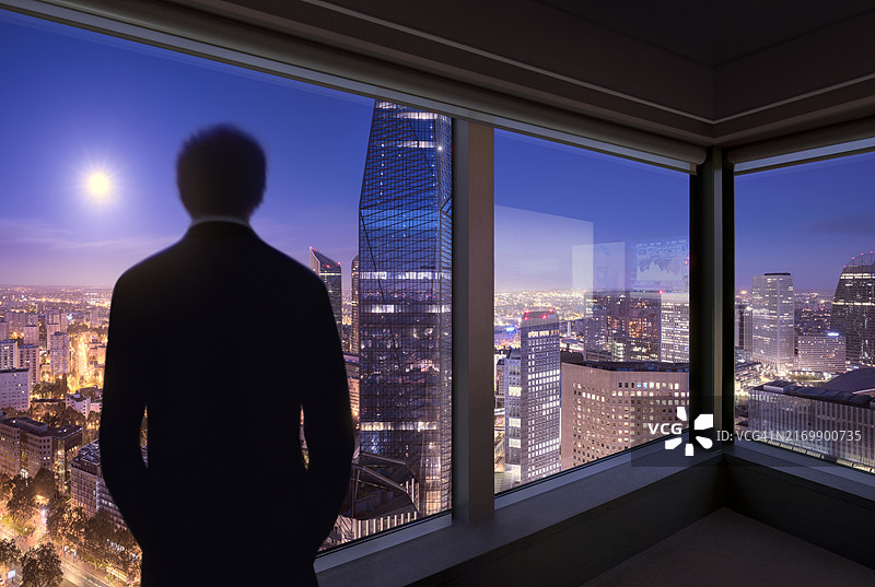 商人看着现代照明商业区的窗户图片素材