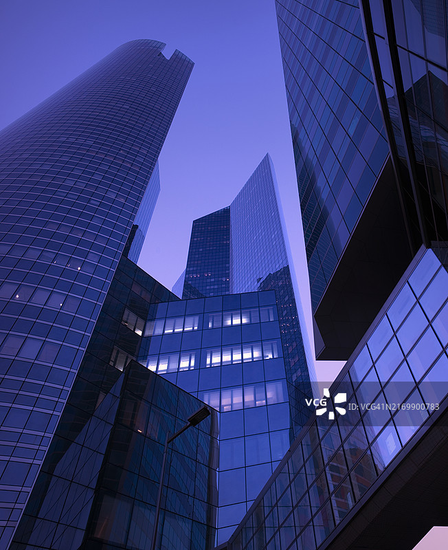 现代办公楼黎明时分的几何构成图片素材