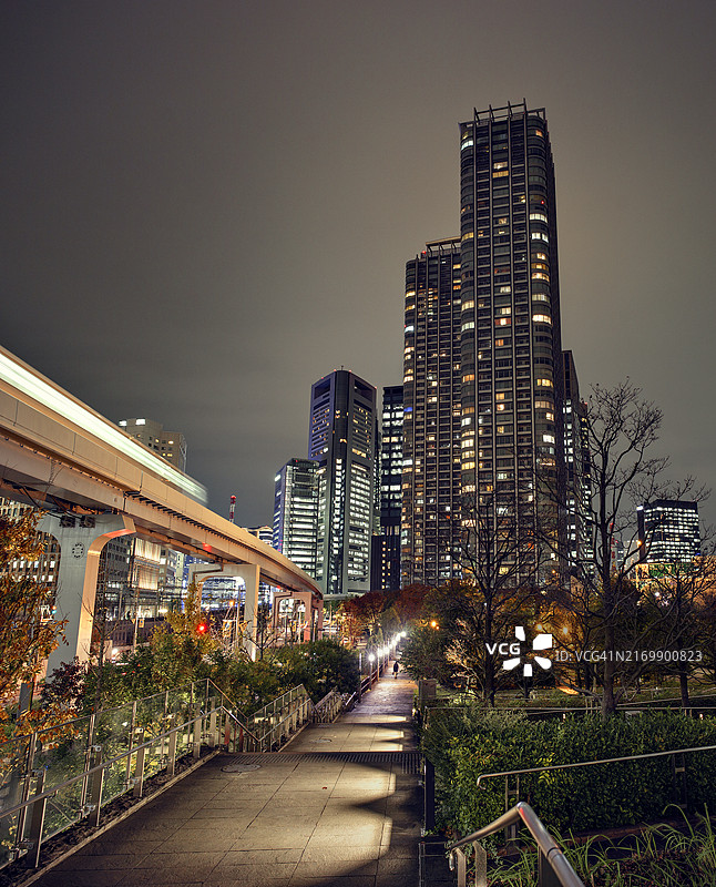 东京汐留商业住宅区黄昏时分的高架列车，日本图片素材