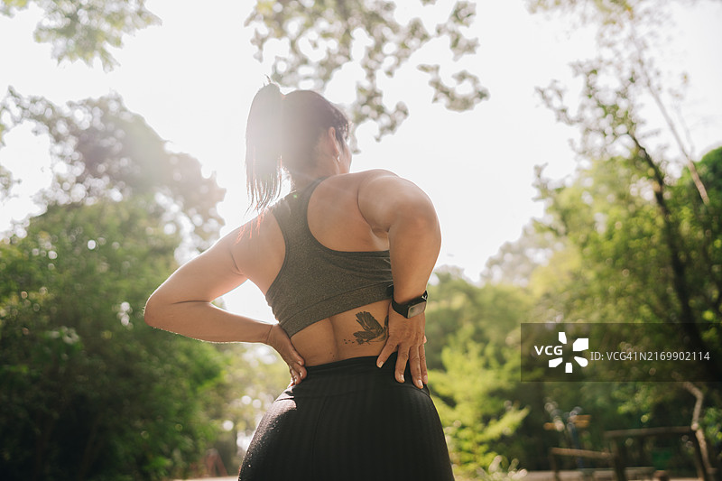 中年妇女在公园伸展运动的背影图片素材