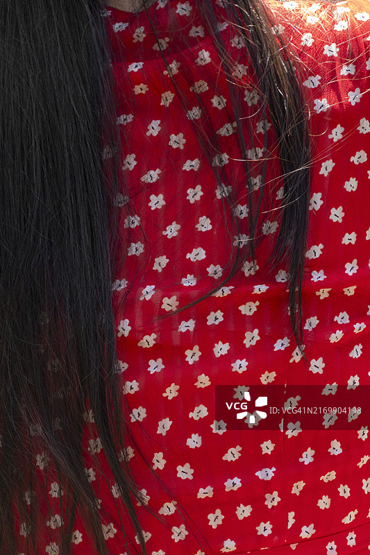 红裙上的黑色头发图片素材