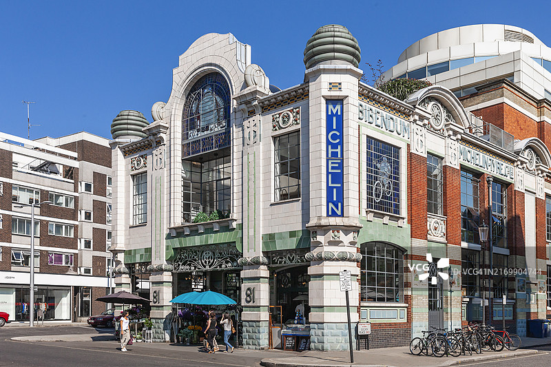 切尔西米其林大厦附近的行人图片素材