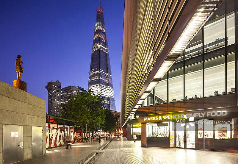 从伦敦金融城看碎片大厦图片素材