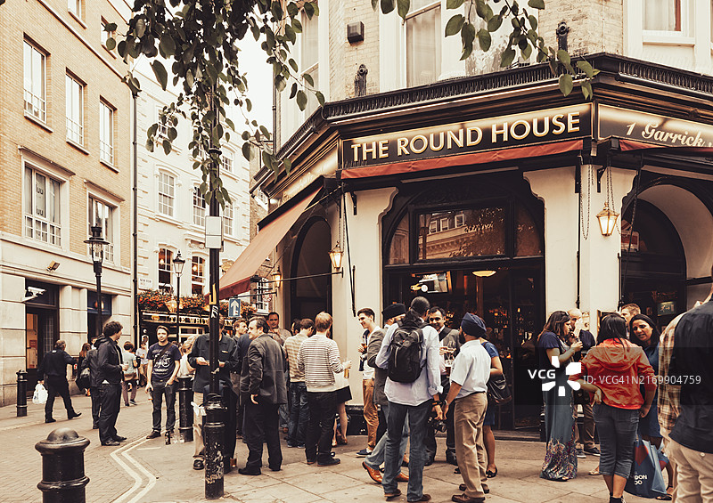 圆屋酒吧附近的人们图片素材
