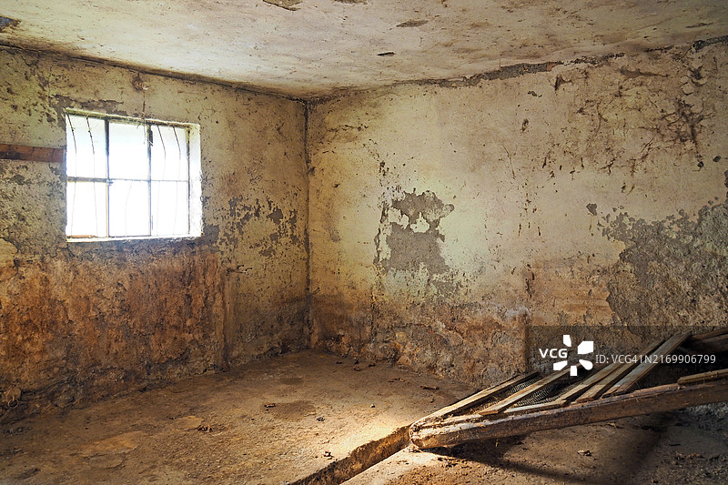 带有污渍墙壁和木箱的废弃旧马厩图片素材