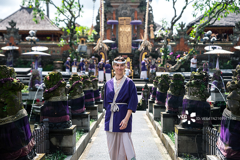 微笑的年轻女人在纱丽丝瓦蒂神庙内摆姿势图片素材
