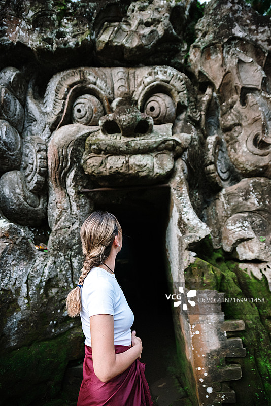 女子在巴厘岛象窟前欣赏风景图片素材