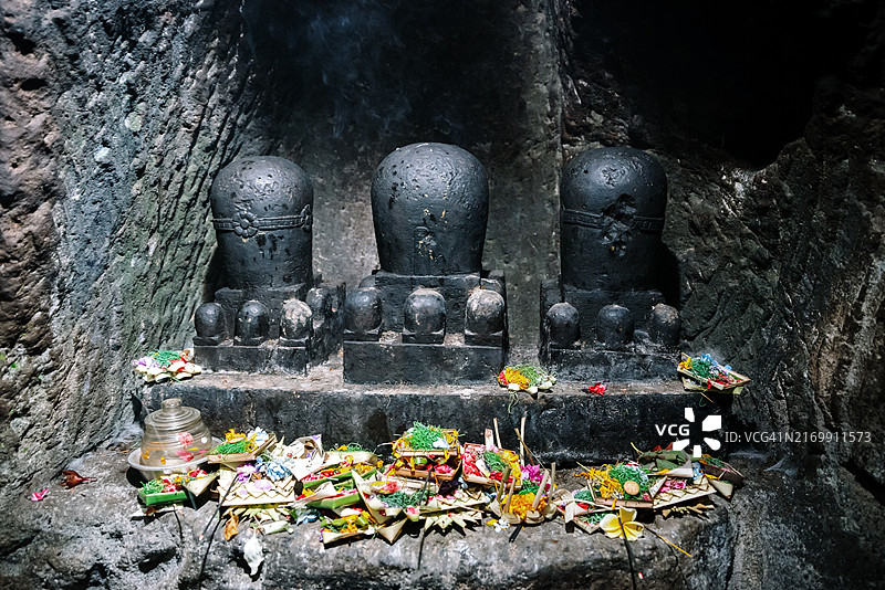 果阿象洞内的祭坛与祭品图片素材