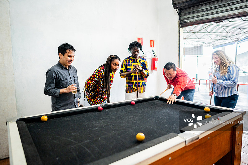 朋友们在台球厅打台球图片素材