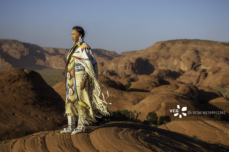 身着传统服饰的纳瓦霍族妇女图片素材