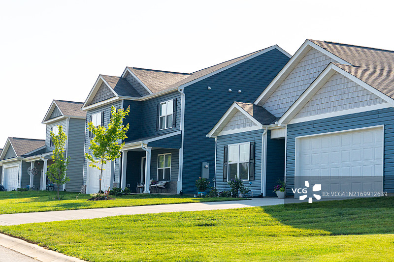 住宅街上的现代独立住宅图片素材