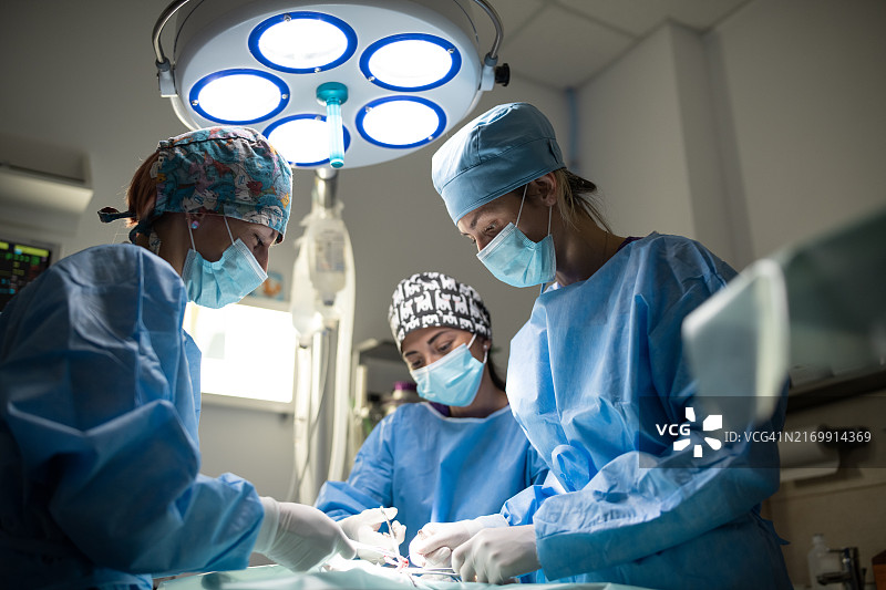 外科医生在手术室做手术图片素材