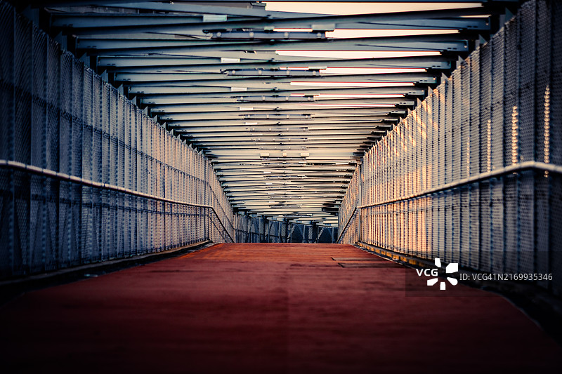 金属隧道人行天桥图片素材