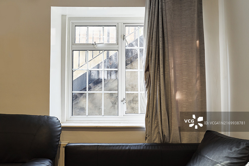 浅棕色墙面小公寓客厅，窗外景观图片素材