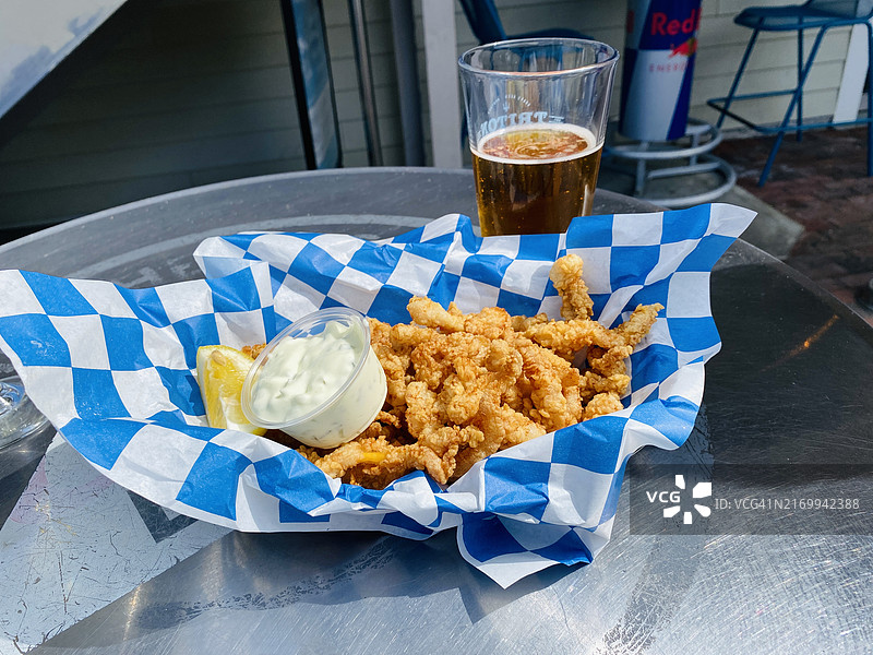 户外咖啡桌上的炸蛤蜊和啤酒图片素材