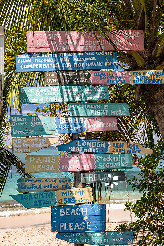 圣文森特和格林纳丁斯贝基亚岛加勒比海旁色彩鲜艳的海滨标志图片素材